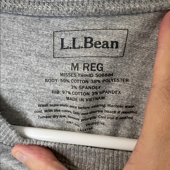 L.L. Bean Like New Heather Gray Logo Soft Crewneck Sweater Size Medium - Picture 2 of 7